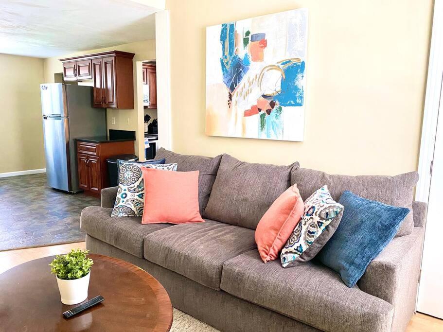 Comfy Easeful Two Bed Apartment 30 min to Boston image