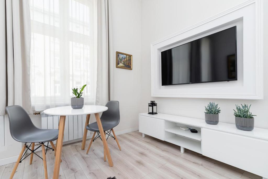 Rose Aura Stay - 2 Bedrooms - Kazimierz District - Tap to explore photos