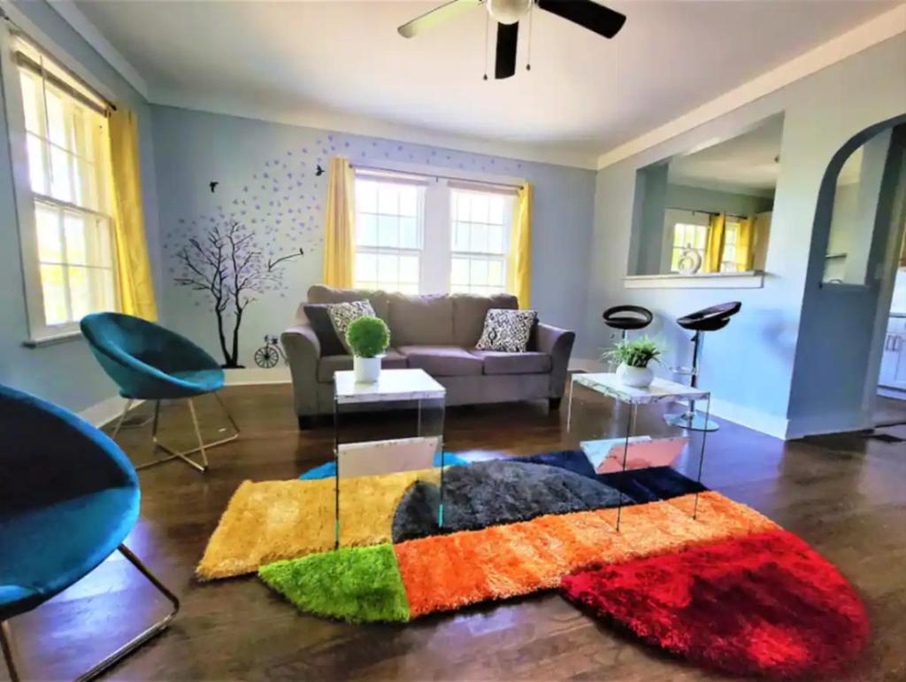 King bed and Queen Sofa bed / room TV Wifi image