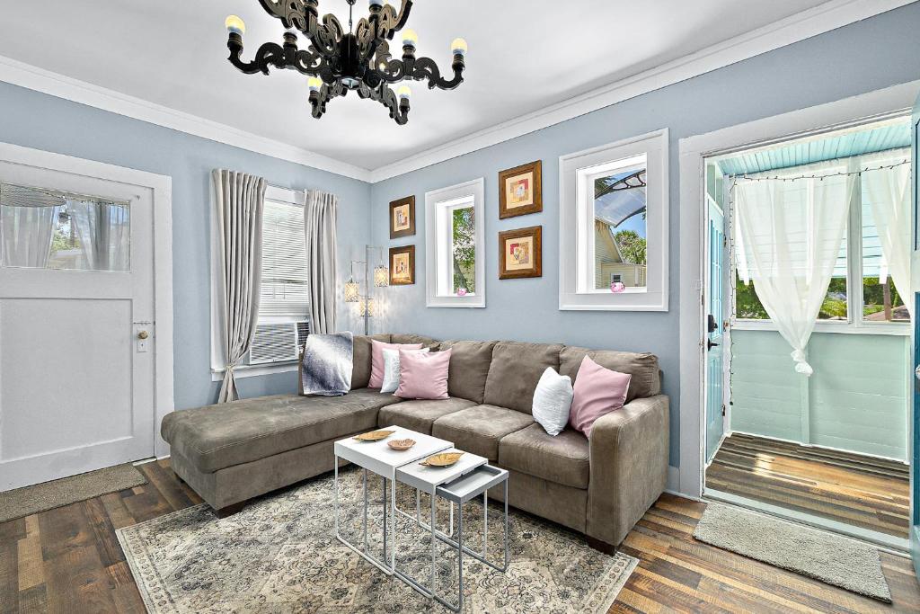 Casa Bella- Chic, Retro Apt- Steps to Historic District! image