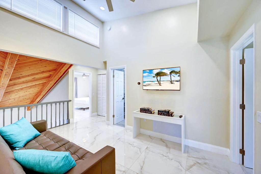 Luxury 5BR & 3BA Villa Walk to Hollywood Beach - Tap to explore photos