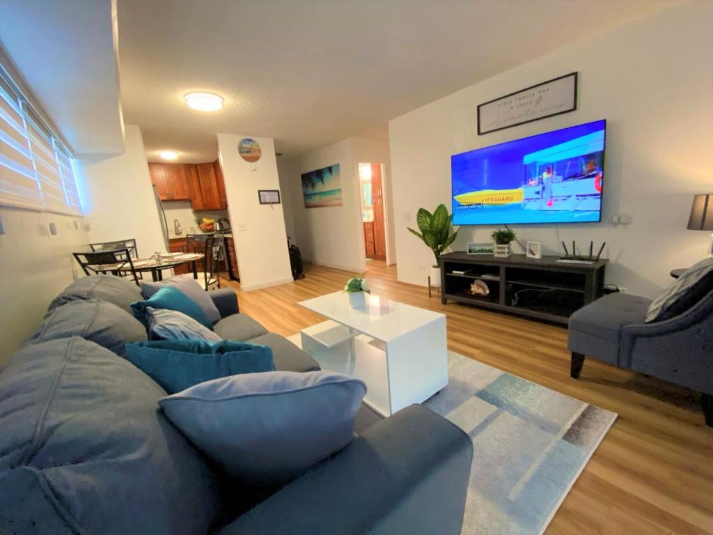 Cozy 2beds,2baths, free parking at Waikiki Beach image