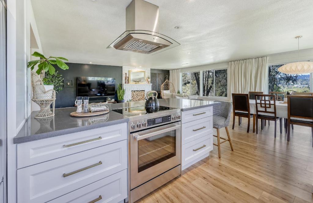 Zen Haus, Spacious Retreat, luxury, near UO image