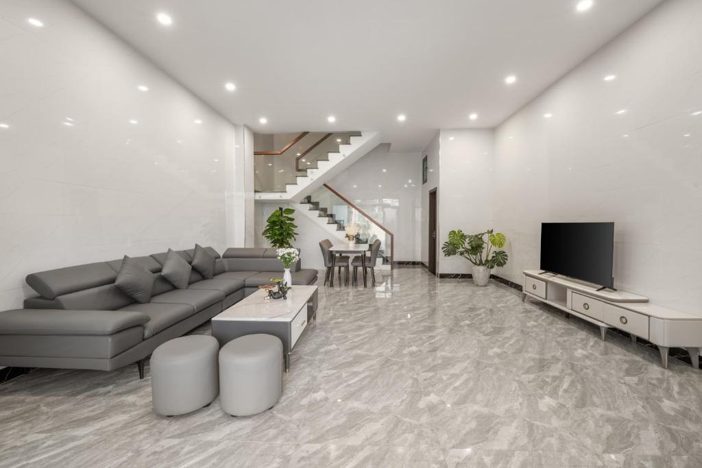 T P Residence - Sauna, Jacuzzi Bathtub- Full AC