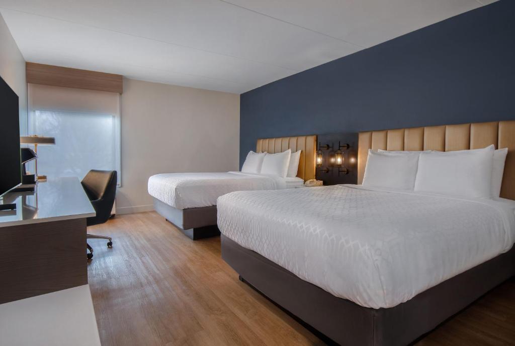 Best Western Plus Meadowlands Room Type - Double Room with Two Double Beds and Work Desk