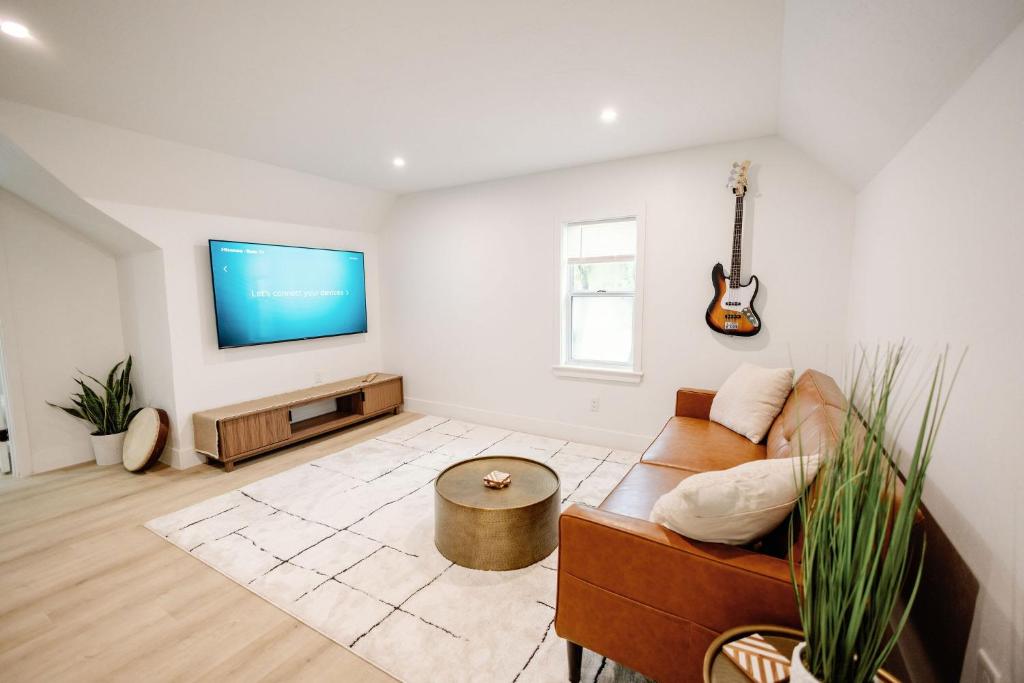 The Key Reno'd Historic 1BD 1 Mile to UF & DT image
