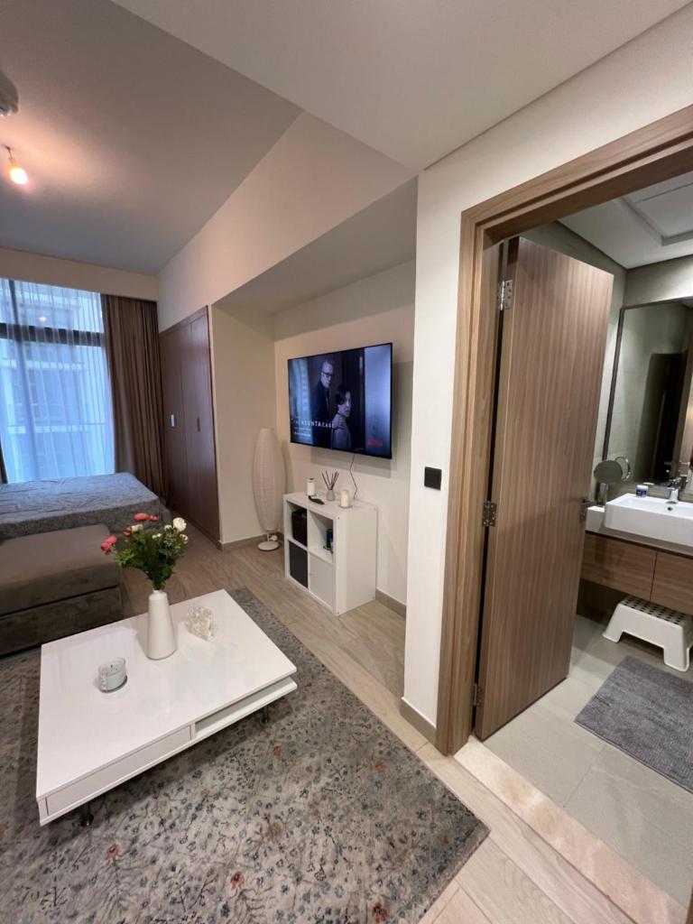Luxury Studio Brand New with HighEnd Furnishings photo 2
