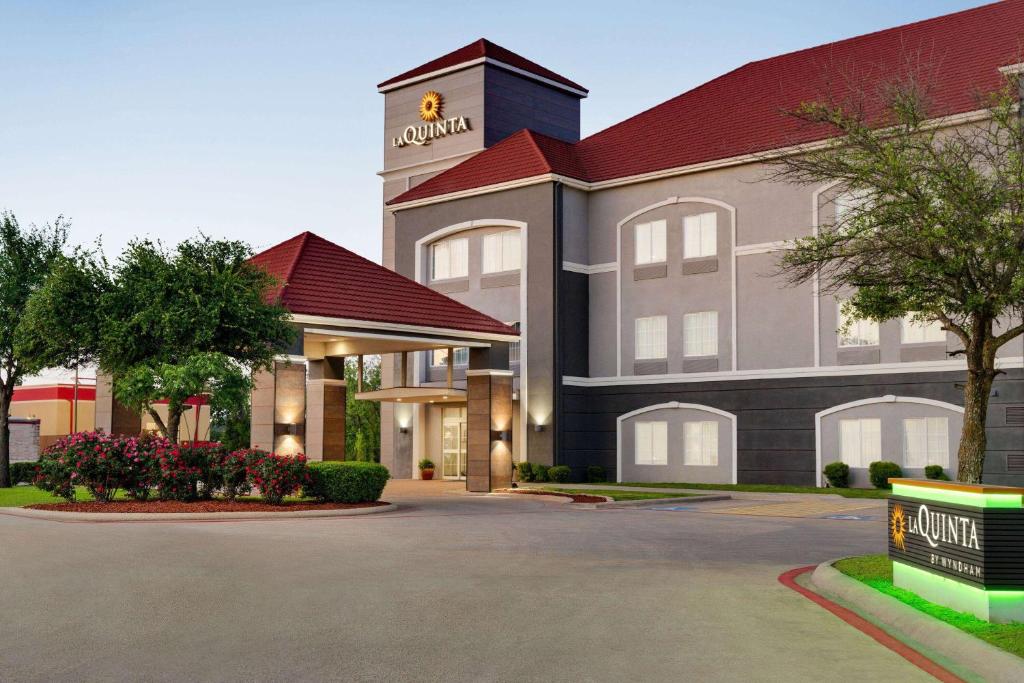 La Quinta Inn & Suites by Wyndham Stephenville image