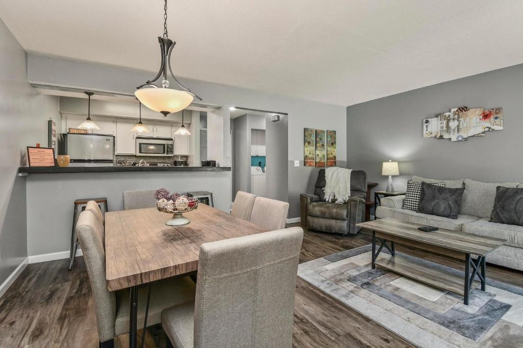 Table Rock Escape at Pointe Royale image