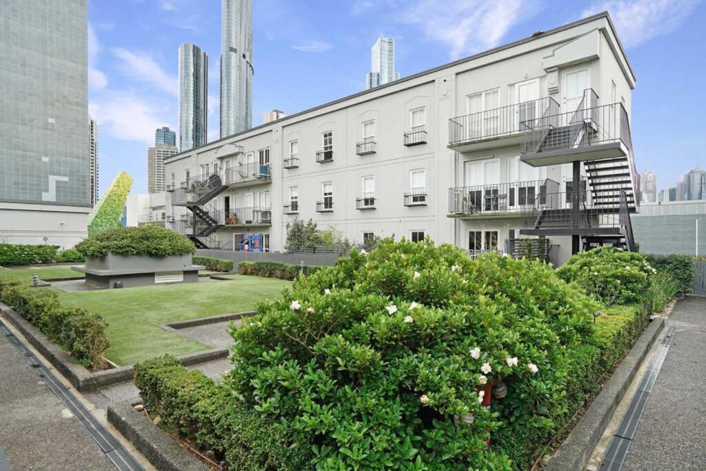 Chic Central Quiet Apt with Free Parking photo 1