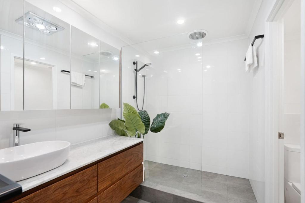 Chic Central Quiet Apt with Free Parking photo 2