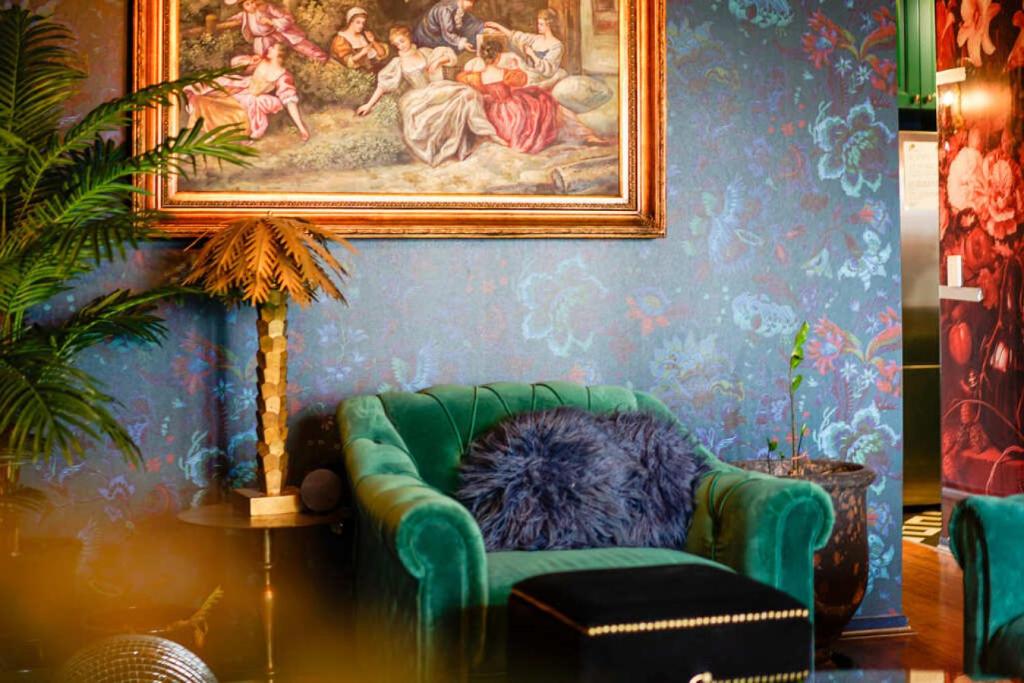 Chic Central Quiet Apt with Free Parking photo 3