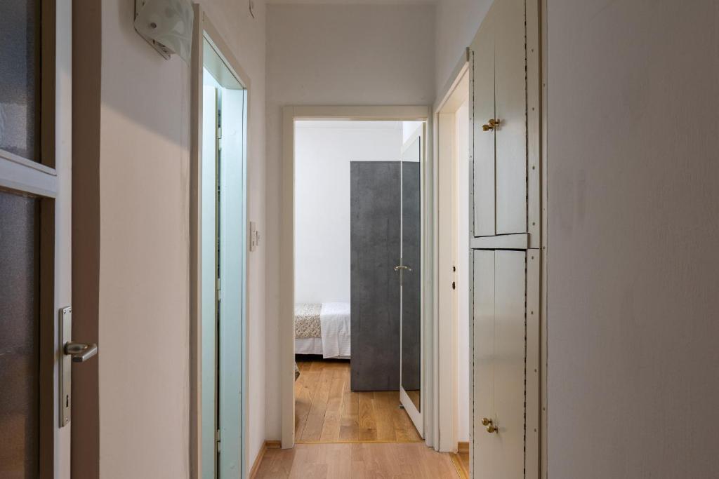 Bliss Apartment near Bellevue beach - Tap to explore photos
