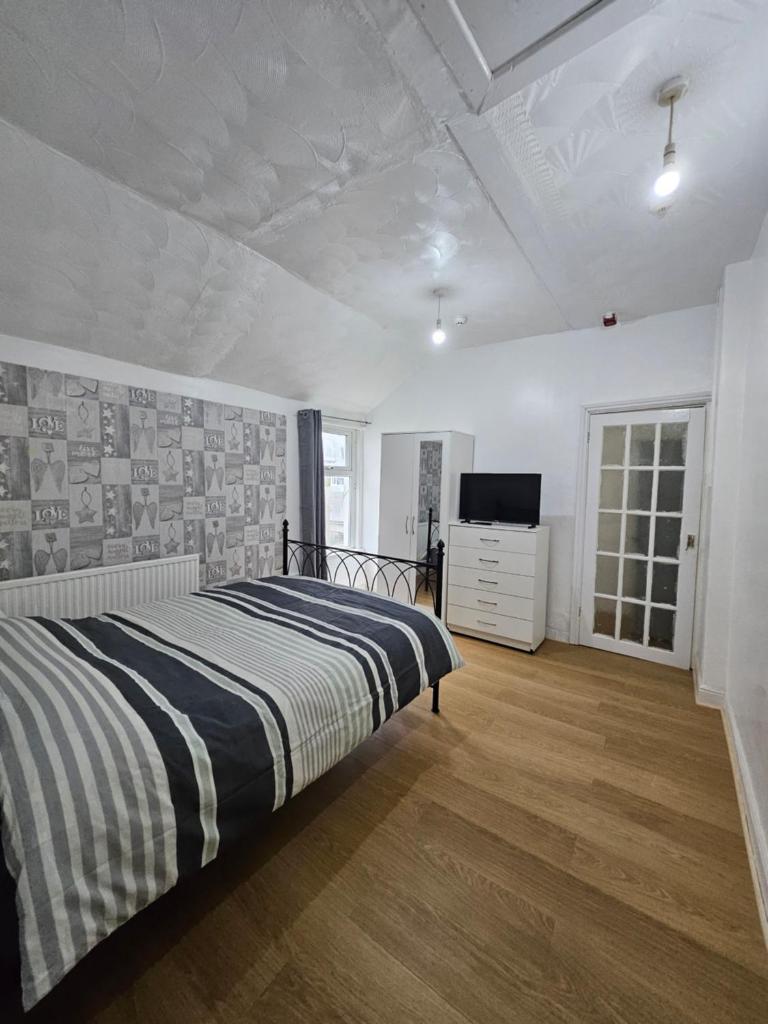 No Frills & Nothing Fancy 1 Bed Studio City Centre