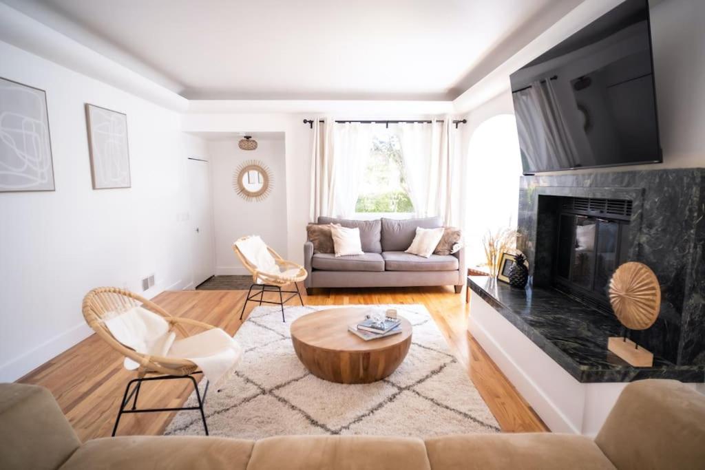 Sunny and Stylish 4BE 2BA Venice Beach Oasis image