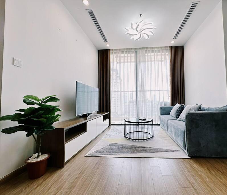 SERVICED APARTMENTS VINHOMES SKYLAKE