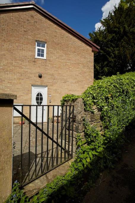Premium Central Stroud Apartment with Parking x2
