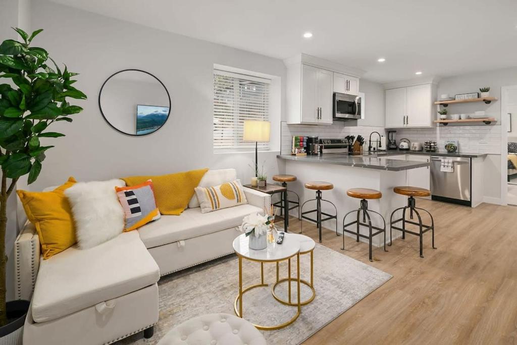 Brand New Designer's Modern 1BR Home 1min to I-5 image