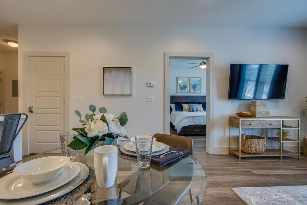 New East Nash - King Bed Short Drive to Dwntwn image