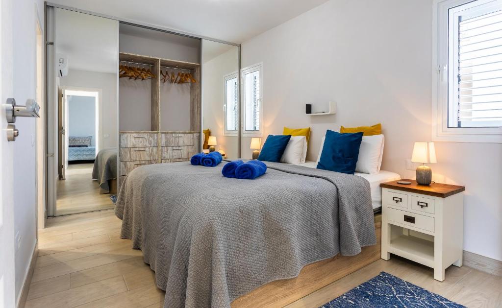 OCEAN PANORAMA - 3 AC bedrooms, private garage, new pool, 2 bathrooms, tv channels