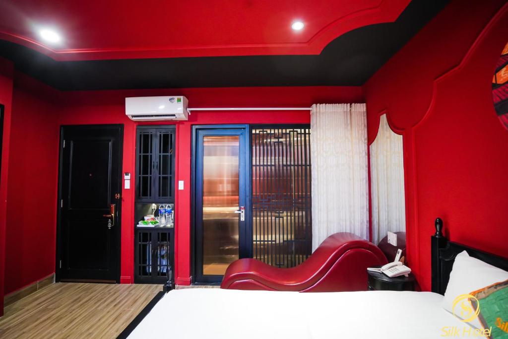 RedDoorz Plus near Tan Son Nhat Airport 2