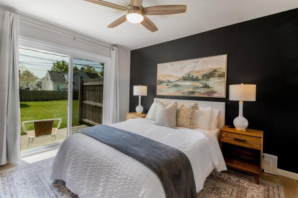NEW! Comfy 1 Bedroom Flat I Hollywood Suites image