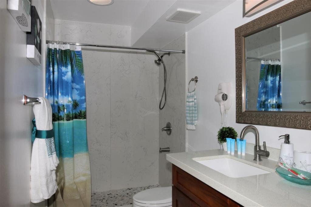 Cozy 2beds,2baths, free parking at Waikiki Beach - Tap to explore photos