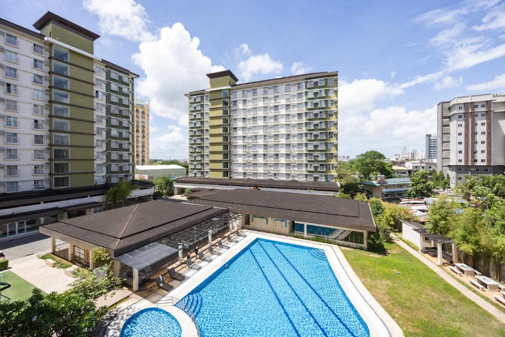 Studio Unit Near SM City and Ayala with Pool, Gym, Balcony and Fast Wifi