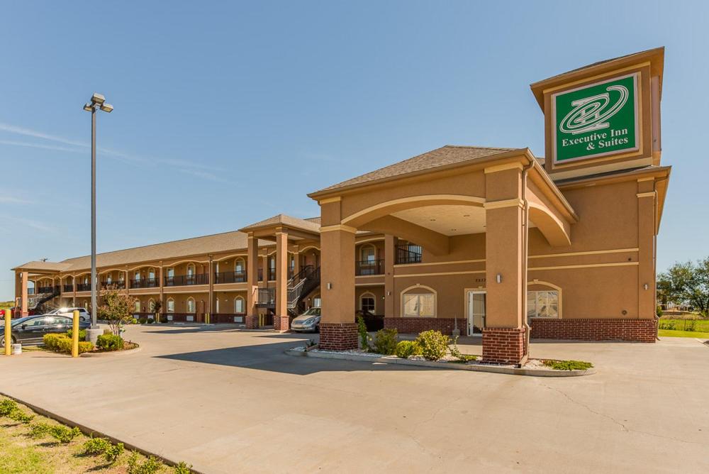 Executive Inn and Suites Cushing image
