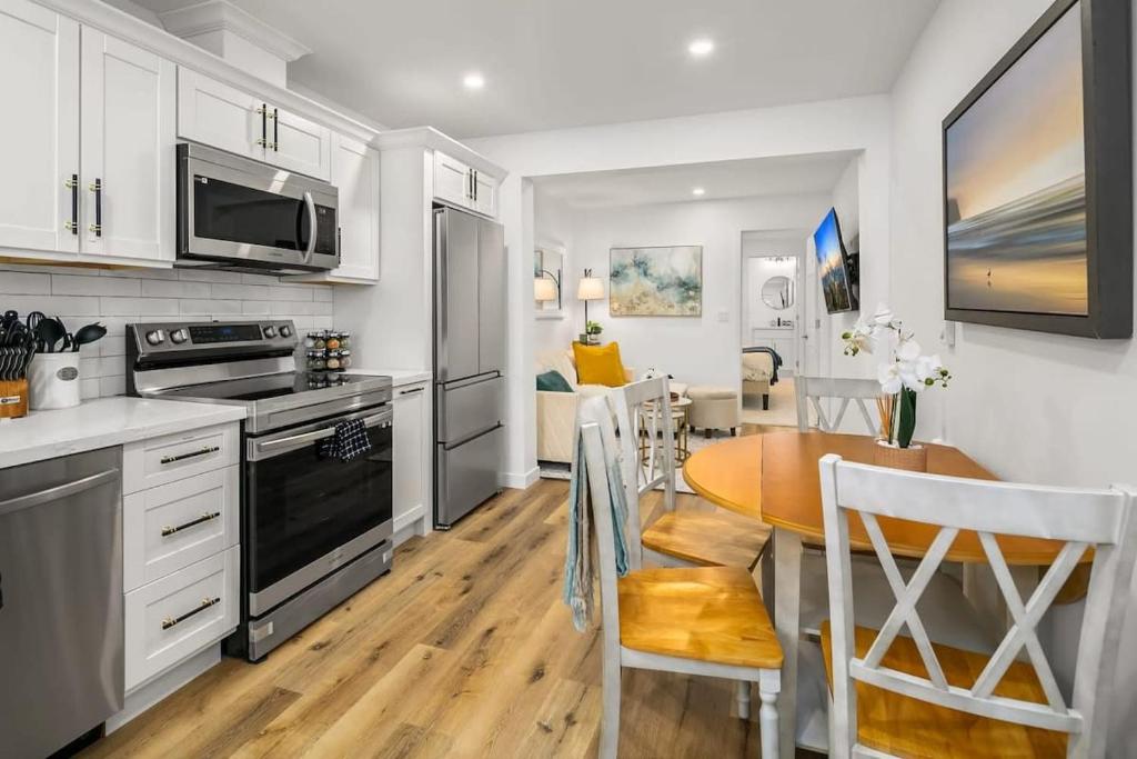 Brand New Designer's Stylish 1BR Home - 1min to I5 image