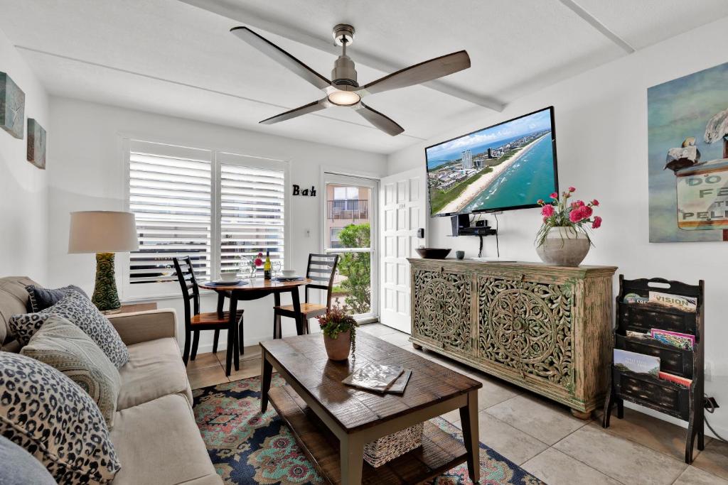 Beachside Bungalow: Surfside I #104 image