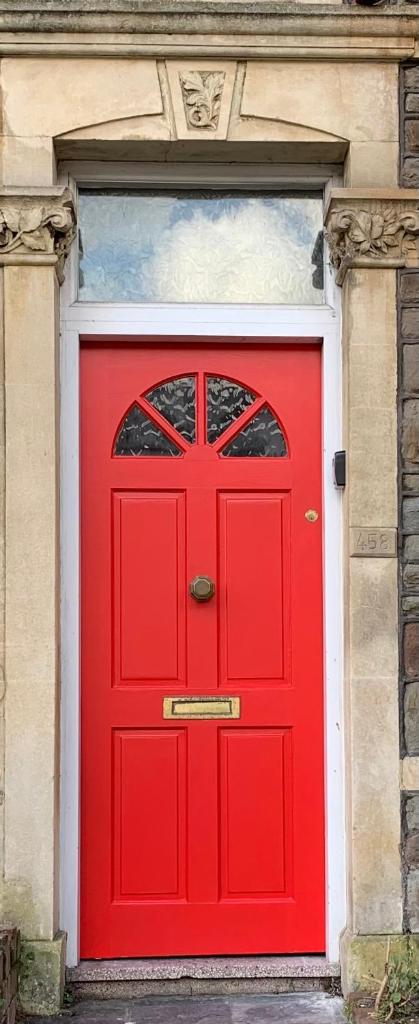 Central 2 bed flat with off street-parking