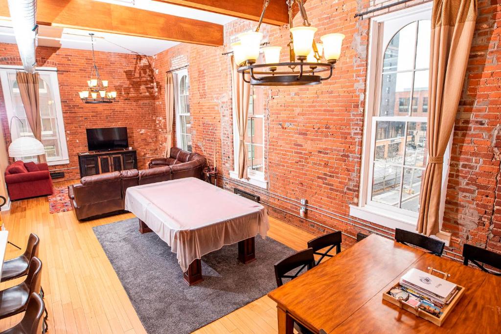 Luxurious Downtown Condo by Georgia Street image
