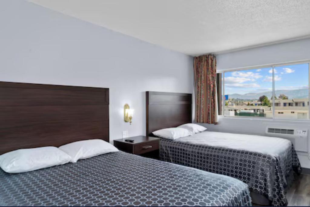 Holiday Lodge image