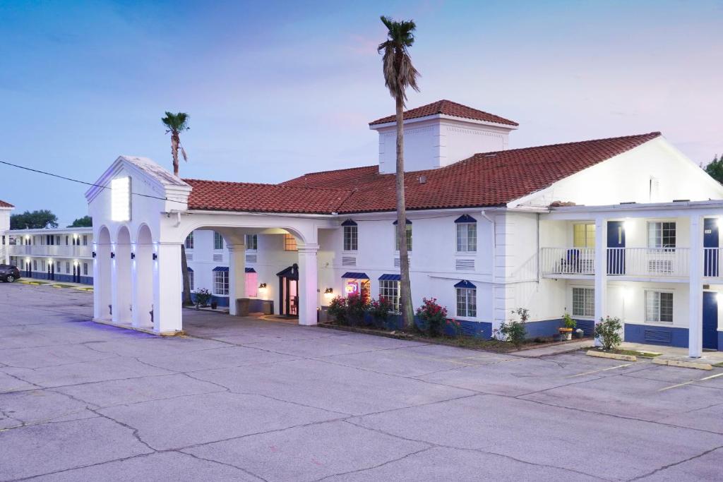 Boardwalk Suites Lafayette image
