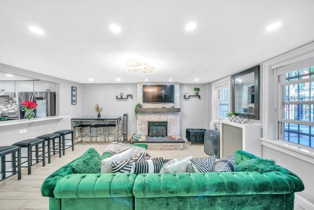 3 Bedroom Duplex w Large Backyard image