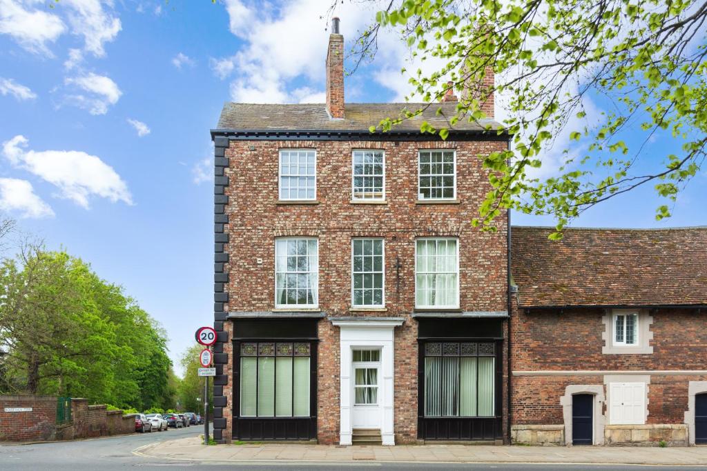 Bootham Court Grade II duplex apartment with free parking & Wi-Fi - sleeps 2-6 people