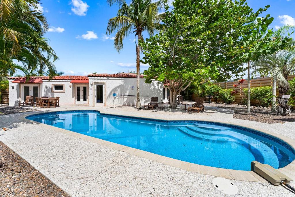 Crescent Beach Villas image
