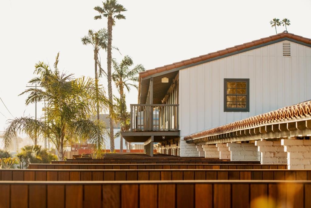 El Caminante Bar & Bungalows image