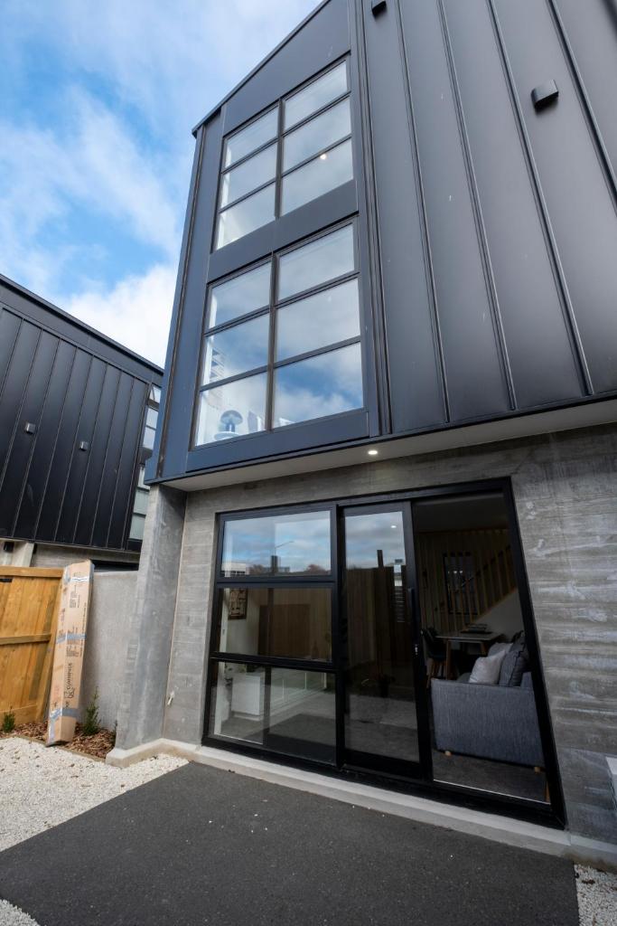 Luxury 2 bed townhome in CBD