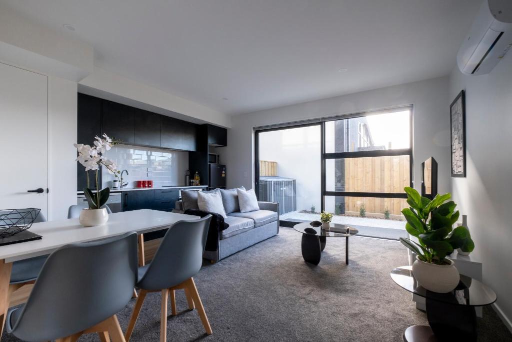 Luxury 2 bed townhome in CBD - Tap to explore photos