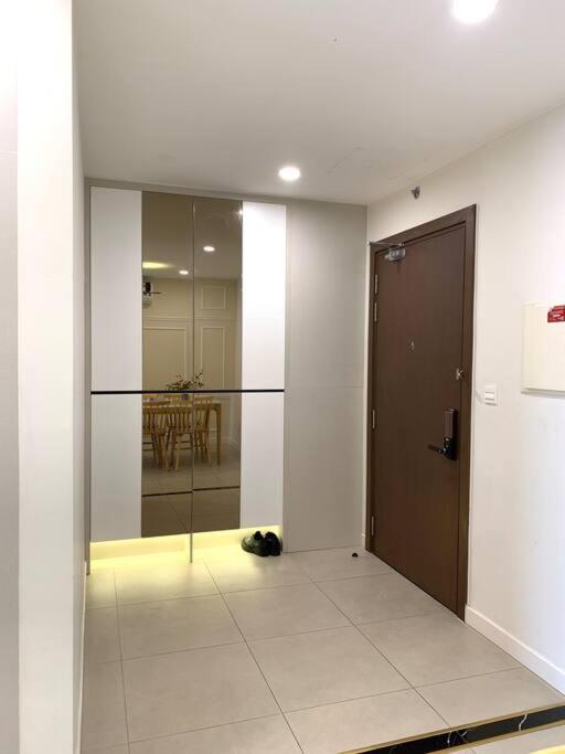 3 Bedrooms Apartment Westlake View Rental