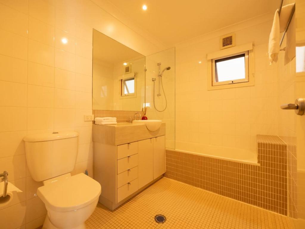 6KM to CBD Convenient 5BR Queenslander Coorparoo - Tap to explore photos
