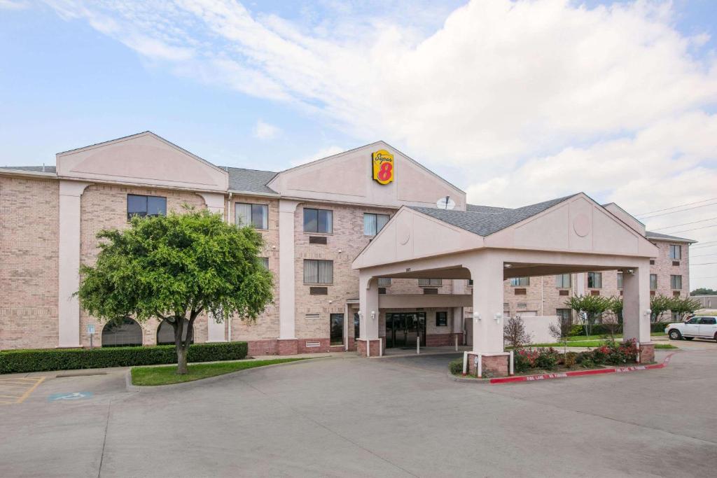 Super 8 by Wyndham Garland North Dallas Area image