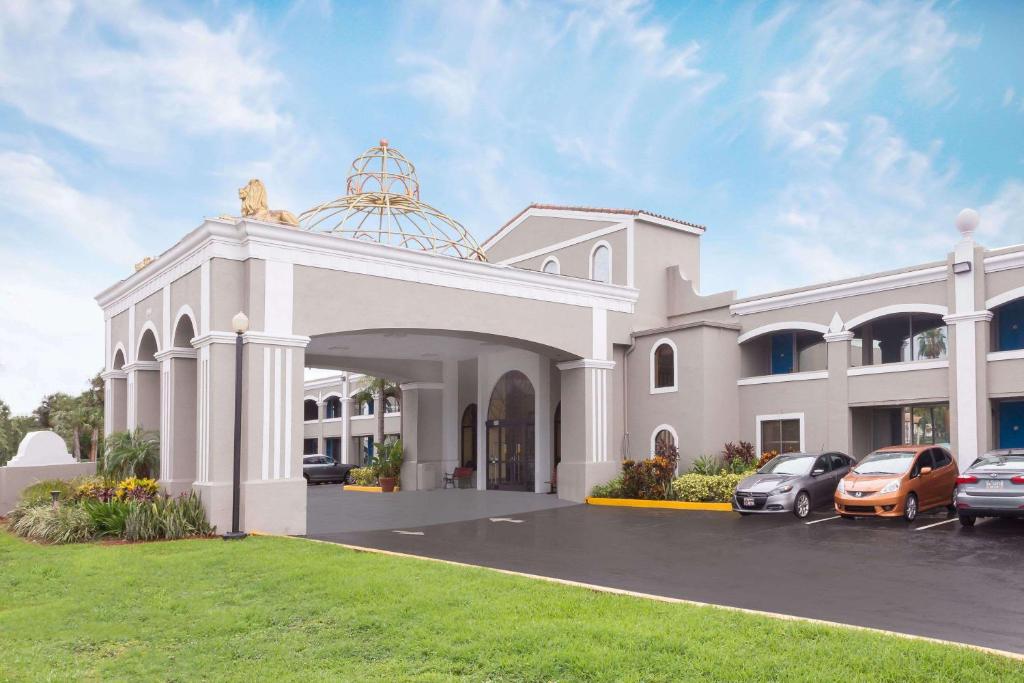Howard Johnson by Wyndham Orlando/International Drive image