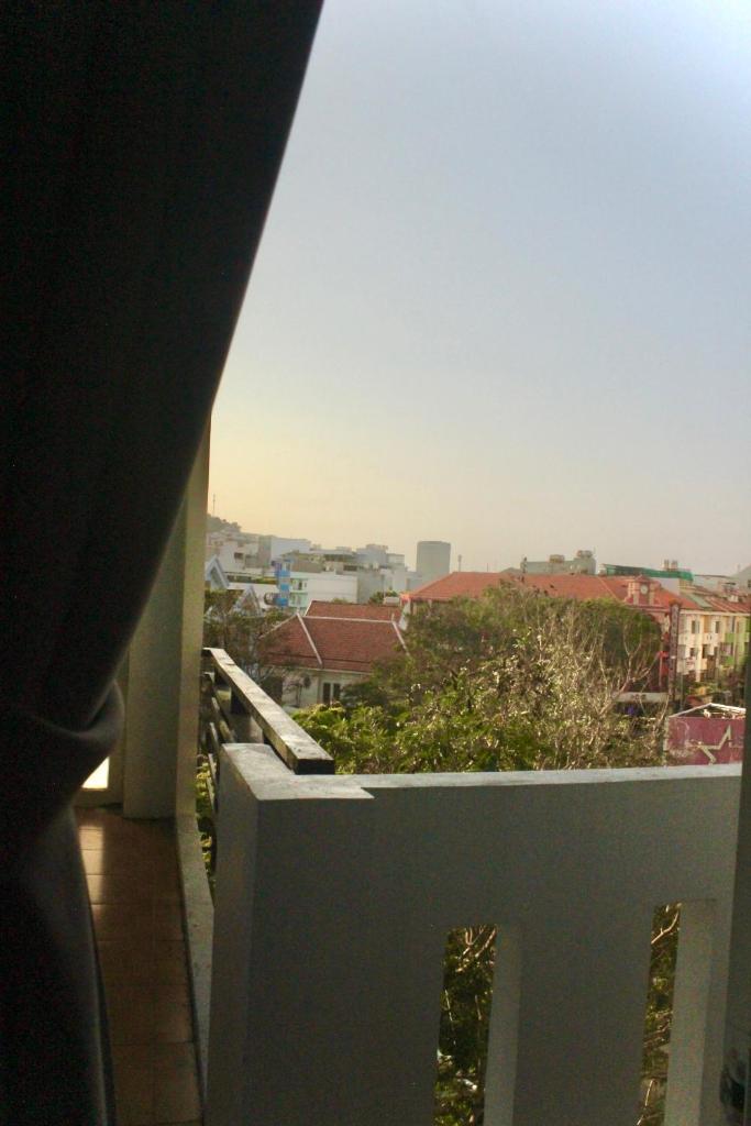 Queen Bed Big Window Mountain Sunset view 1mins to beach