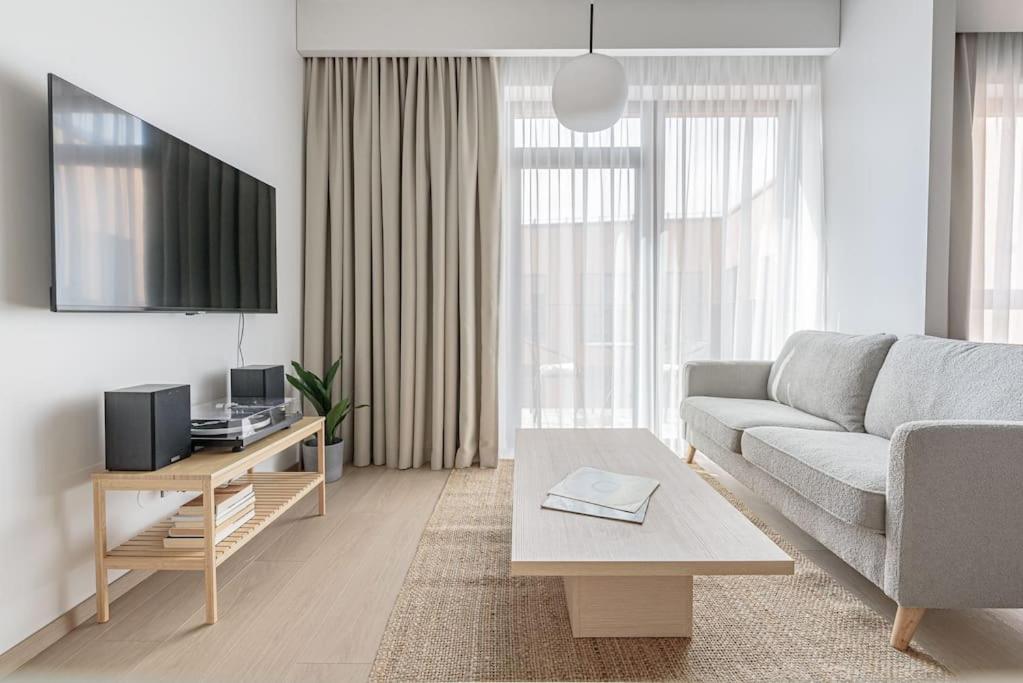 Cozy Japanese Oasis with Balcony, Gramophone, Netflix - Tap to explore photos