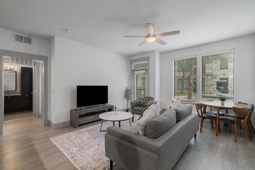 Park West 132 1br Apartment, Pool, Gym, Parking image