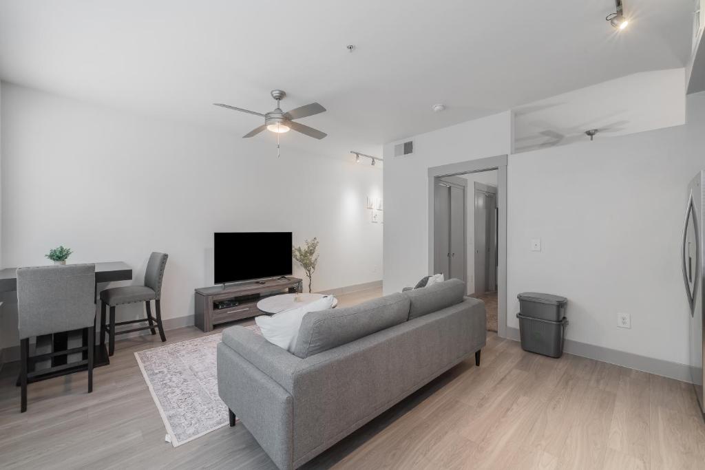 Park West 233 1br Apartment, Pool, Gym, Parking image