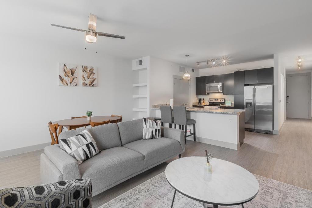 Park West 319 1br Condo , Pool, Gym, Parking image